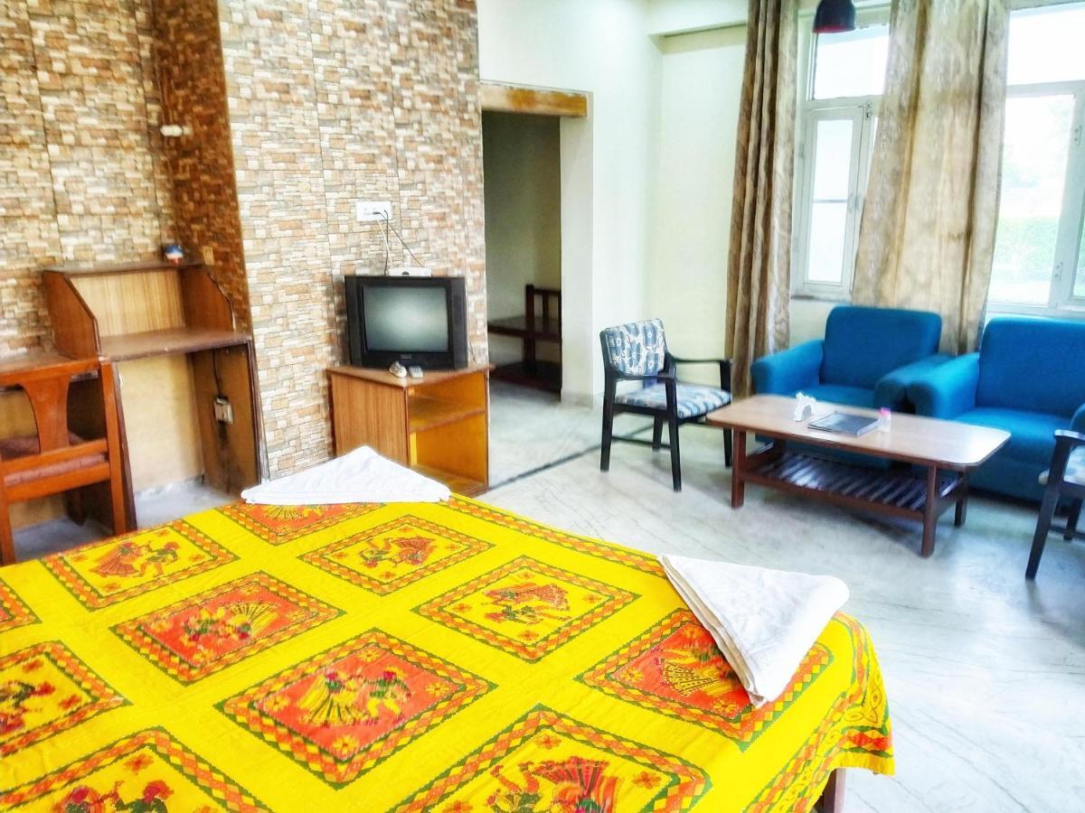 منتجعات سواراج بهاراتبور المظهر الخارجي الصورة