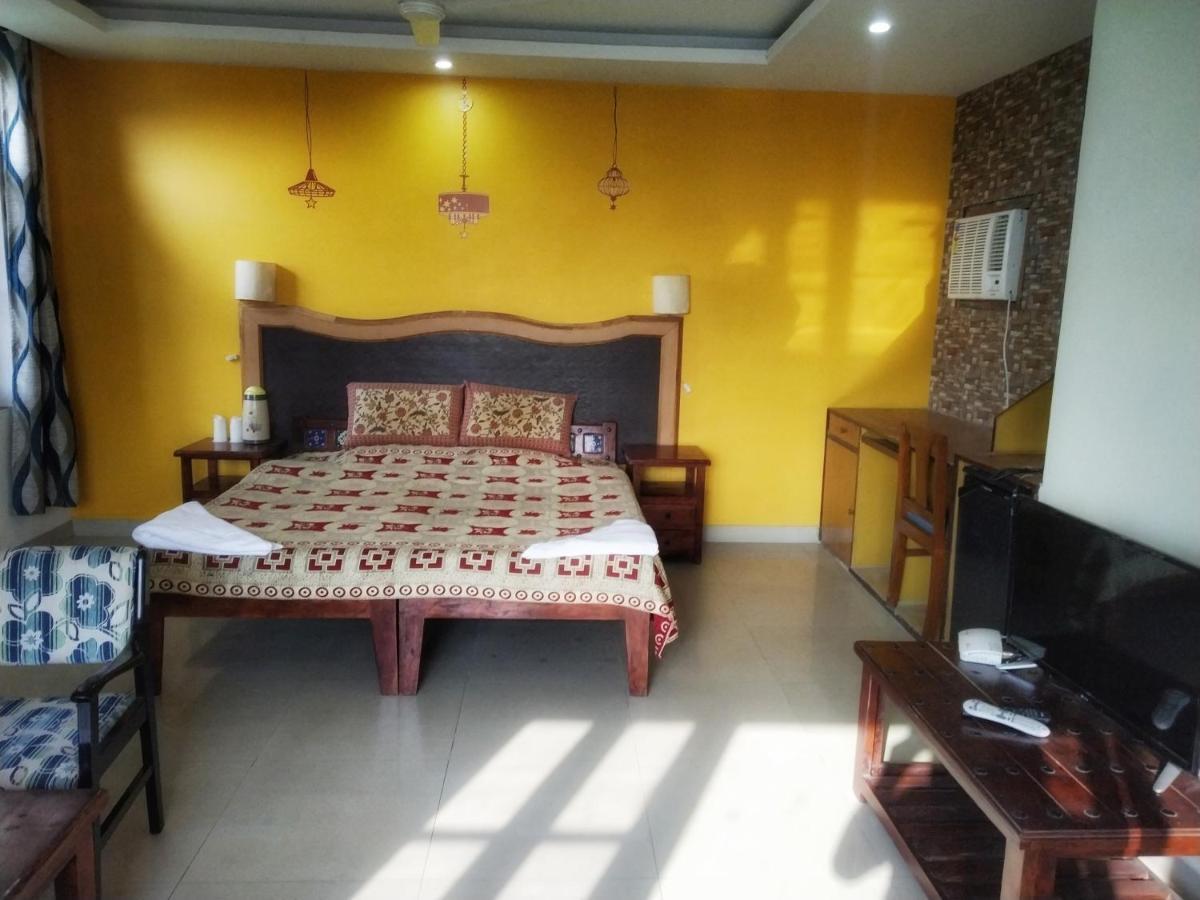 منتجعات سواراج بهاراتبور المظهر الخارجي الصورة