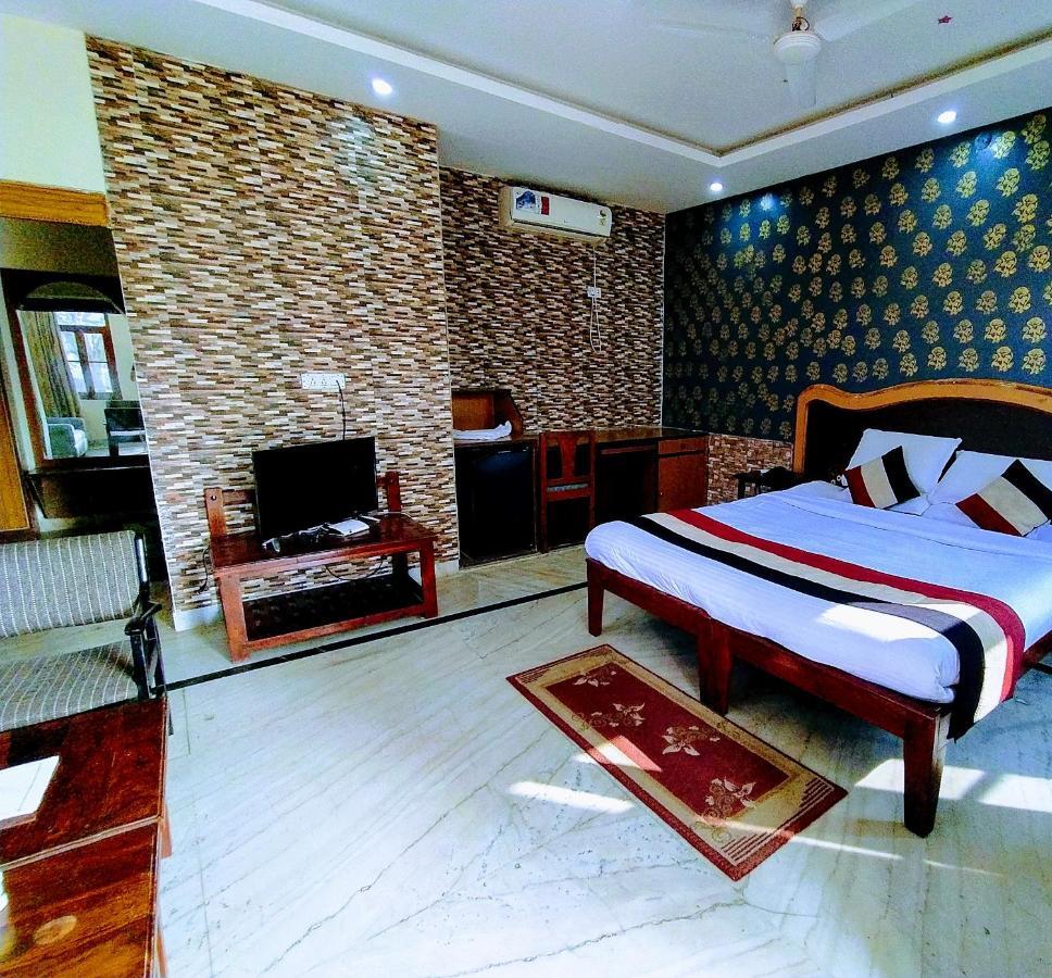 منتجعات سواراج بهاراتبور المظهر الخارجي الصورة